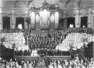Concertgebouworkest en koren voeren onder leiding van Willem Mengelberg de Achtste symfonie van Gustav Mahler uit, 1912