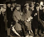 Mengelberg en het Concertgebouworkest, terugkeer in Amsterdam na de concerttournee door Duitsland en Zwitserland in 1927. Rechts Louis Zimmerman.